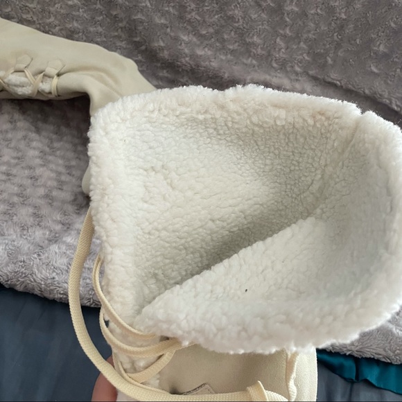 Michael Kors Beaverton Lace Up Sherpa-lined Suede Wedge Boots Cream 8 - Picture 4 of 8